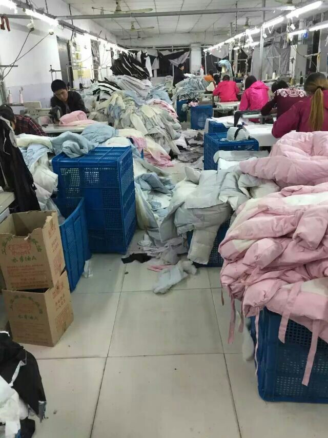 冬季熱銷 新款羽絨服趕工忙，廠家直銷品質(zhì)與價格雙優(yōu)